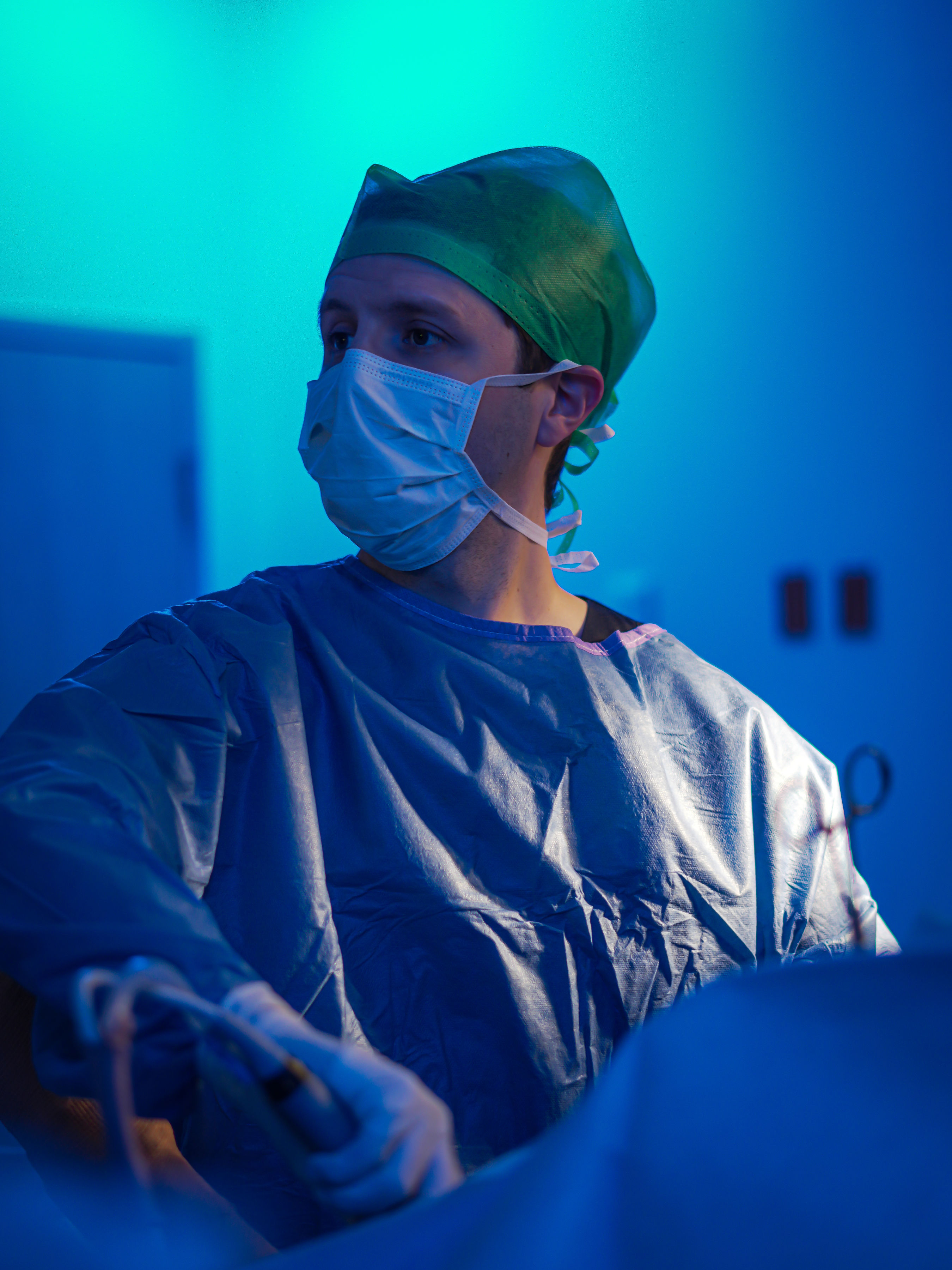 Dr. Miranda Ocaña durante un procedimiento quirúrgico de hombro